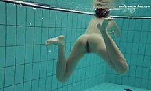 热情的年轻人 Markova 在捷克游泳池里游泳