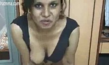 חמותה ההודית ומורה הסקס הדסי שלה נהיים פראיים בסרטון הזה