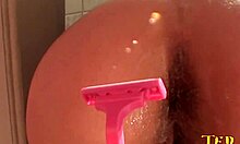 Video Gfsex Natalie Galdino mengambil kontol dicukur di pantatnya