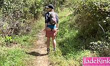 Payudara dan pantat besar pacar melonjak saat hiking