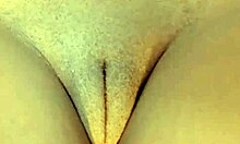 Kingstons schlanke Chick zeigt ihren muskulösen Körper und ihre große Klitoris