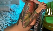 Garganta profunda descuidada de una latina tatuada con grandes pechos
