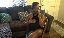 Секси црна богиња подстиче својим фетишем пушења