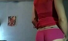 Remaja transgender menggoda dengan butt plug dan penis besar dalam gaun merah muda