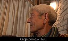 رجل مسن ومدلكة شابة يشاركان في نشاط جنسي حميمي