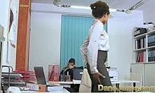 דניג'ונס, אישה משרדית לבנה, מתעסקת עם הבוס שלה