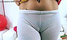 Une adolescente aux gros fesses en leggings transparents montre son gros cul et ses orteils de chameau