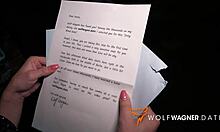 Ateşli bir amatör kız, Wolf Wacker ve sahte göğüsleriyle kör randevu alıyor