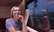 Une fille séduisante aux seins naturels se fait baiser dans le train