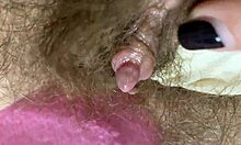 Closeup yang melampau dari faraj klitoris besar yang digosok dan disembur
