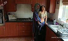 A gonosz nagyapja egy indiai lányt, Betit használ fel és dugja meg egy tabu pornó videóban