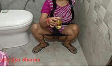 Eine indische Frau bekommt ihre Muschi in einer öffentlichen Toilette gelutscht und gefickt