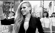 Avril Lavignes의 톱리스 비디오에서 유명인사 헐벗은 모습과 큰 가슴