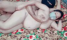 امرأة سمراء كبيرة ذات ثديين كبيرين وتشارك في السرير مع خادمة المنزل