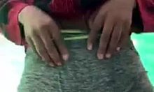 Hjemmelavet video af en teenager, der stimulerer klitoris og kameltå