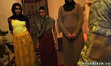 Petite belle-mère arabe et ses partenaires de copain dans une vidéo de sexe maison