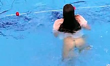 Кати Сорока, аматерска тинејџерка, показује своје длакаво тело испод воде