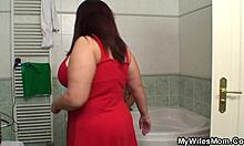 חברה ברונטית מפנקת ורוכבת על הזין של החבר שלה בחדר האמבטיה